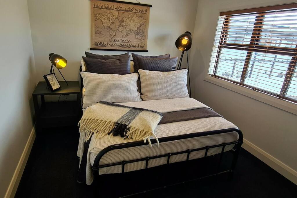 Apartment 3 - Haddin Court - Industrial Glam - Resim 6