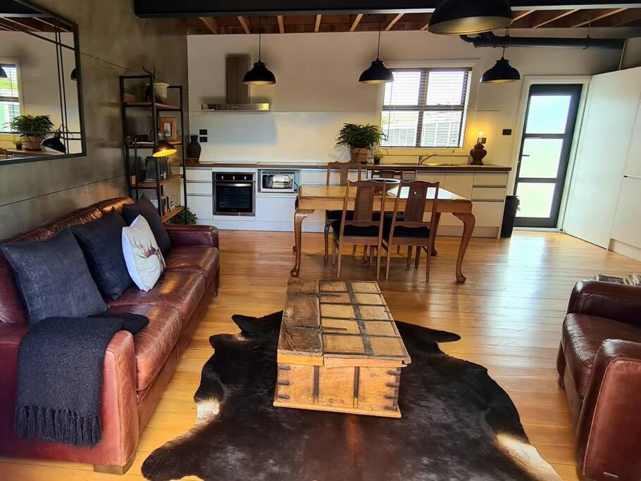 Apartment 3 - Haddin Court - Industrial Glam - Resim 19