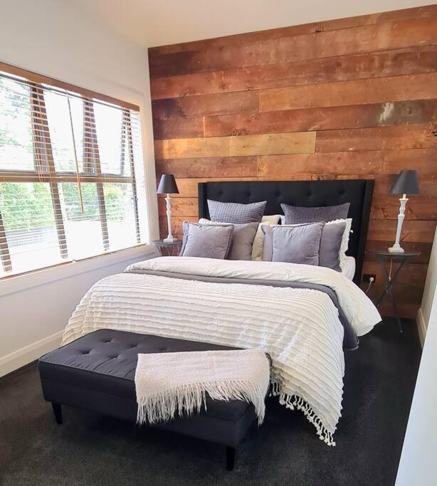 Apartment 3 - Haddin Court - Industrial Glam - Resim 2