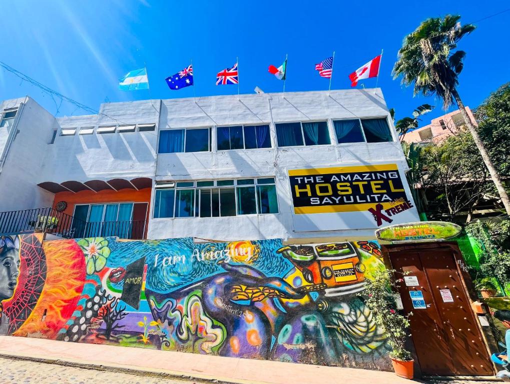 un edificio con un mural en el costado en ITH Amazing Hostel Sayulita en Sayulita