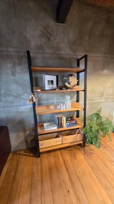 Apartment 3 - Haddin Court - Industrial Glam - Resim 18