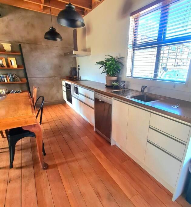 Apartment 3 - Haddin Court - Industrial Glam - Resim 11