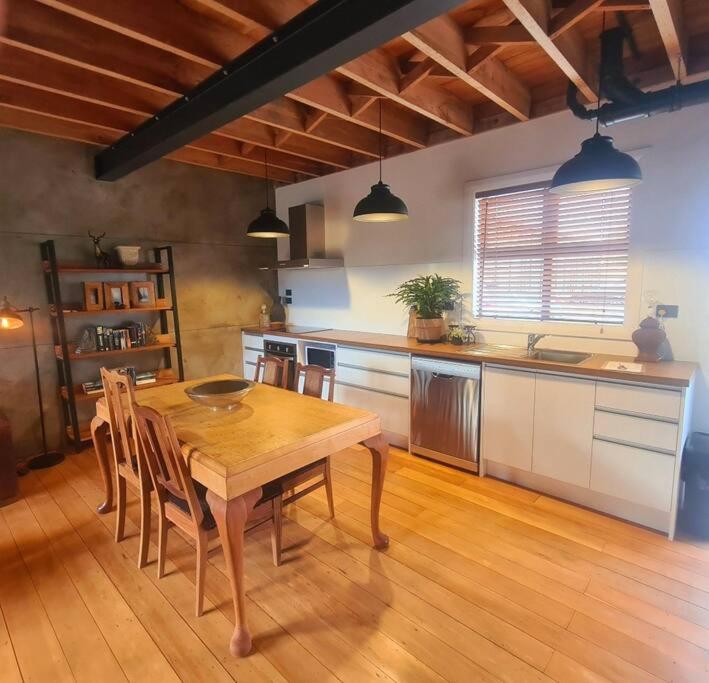 Apartment 3 - Haddin Court - Industrial Glam - Resim 21