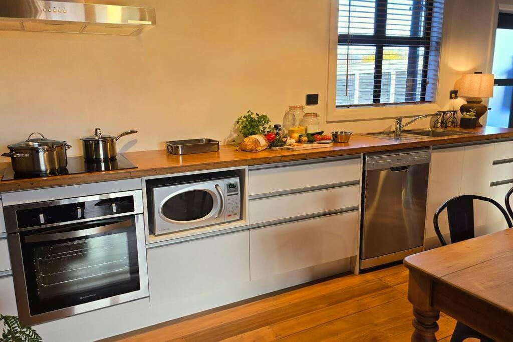 Apartment 3 - Haddin Court - Industrial Glam - Resim 23