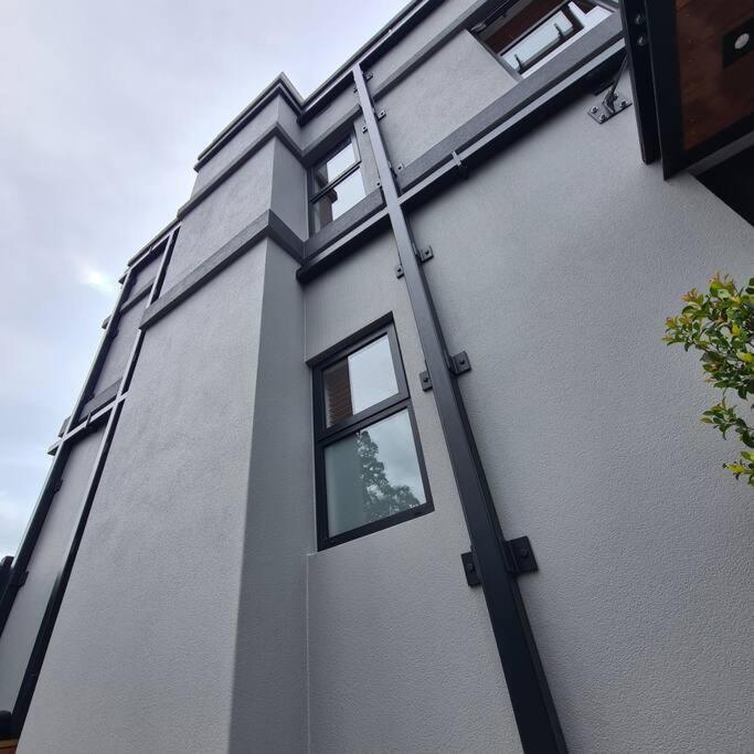 Apartment 3 - Haddin Court - Industrial Glam - Resim 29