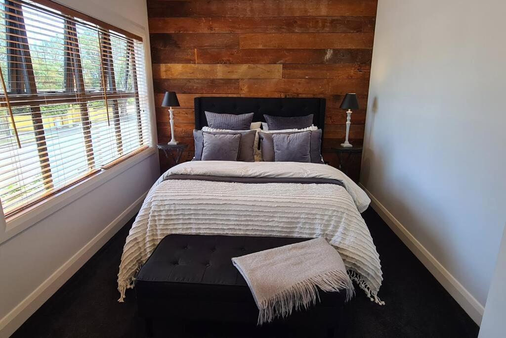 Apartment 3 - Haddin Court - Industrial Glam - Resim 13