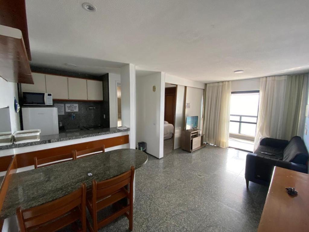um quarto com uma cozinha e uma sala de estar em Avenida Beira Mar, The Best view! em Fortaleza