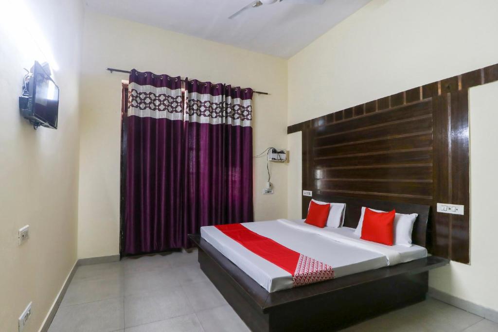 Cama ou camas em um quarto em OYO Hotel Kamal Palace
