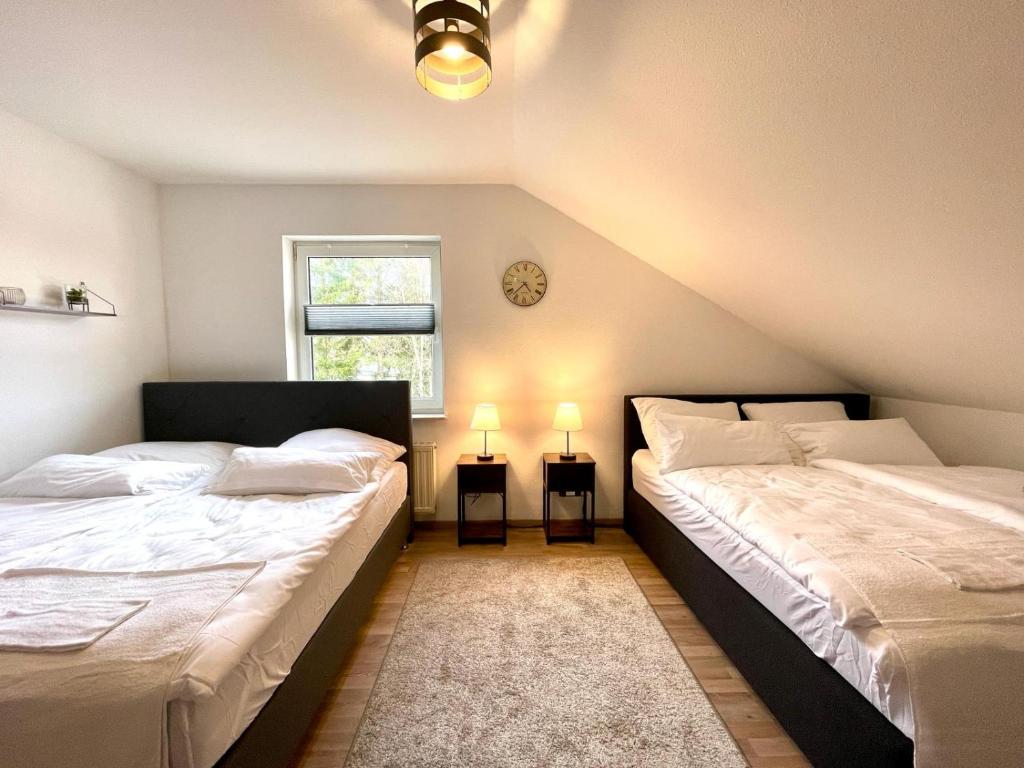 Ένα ή περισσότερα κρεβάτια σε δωμάτιο στο Gemütliche Balkon-Oase mit Blick auf Skywalk