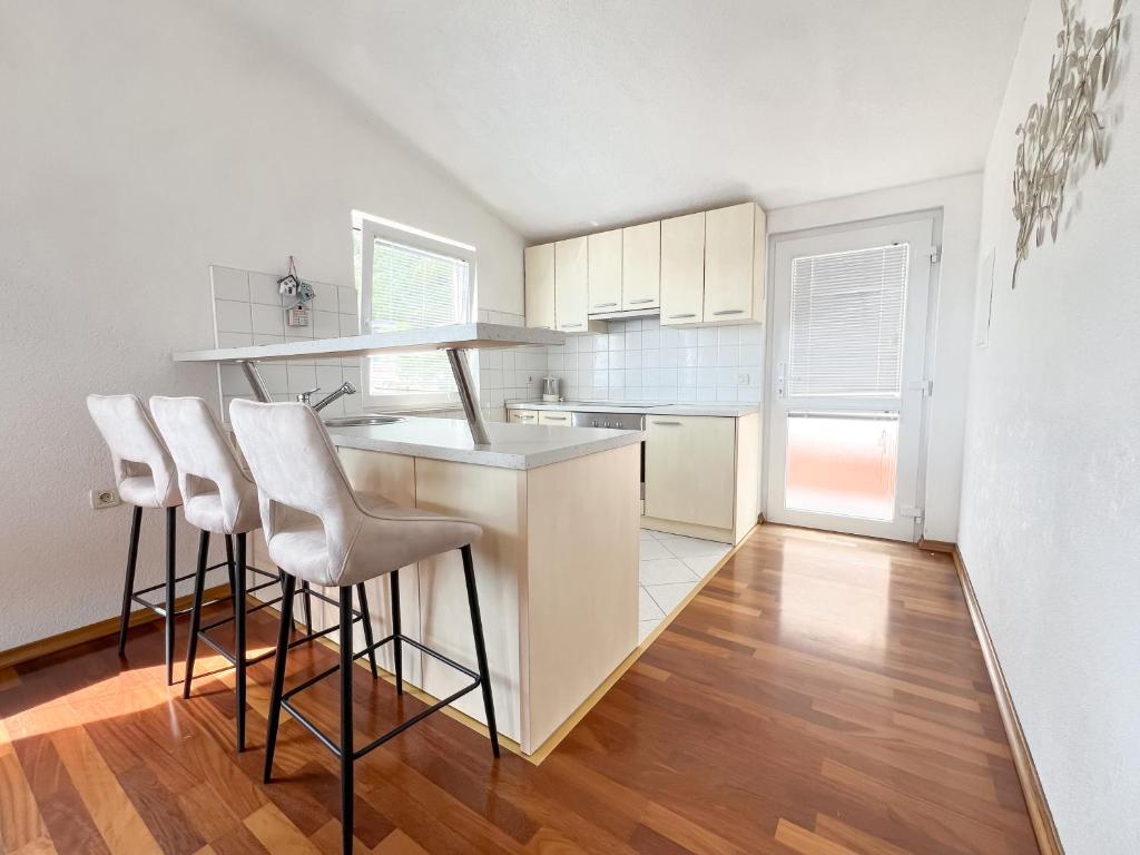 Kuchyň nebo kuchyňský kout v ubytování Apartments Larus