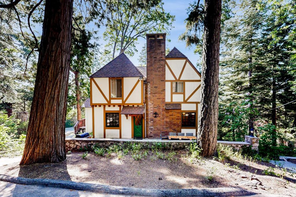 ein Haus im Wald mit zwei Bäumen in der Unterkunft Natures Reserve in Lake Arrowhead