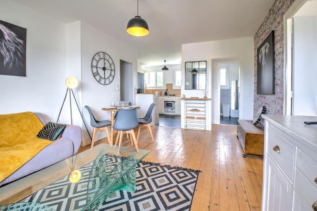 un salon avec un canapé et une table dans l'établissement Le balcon de la Cathédrale, à Périgueux