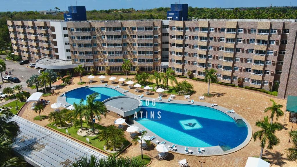una vista aérea de un hotel con una gran piscina en Barreirinhas Lençóis Flat Residence, en Barreirinhas