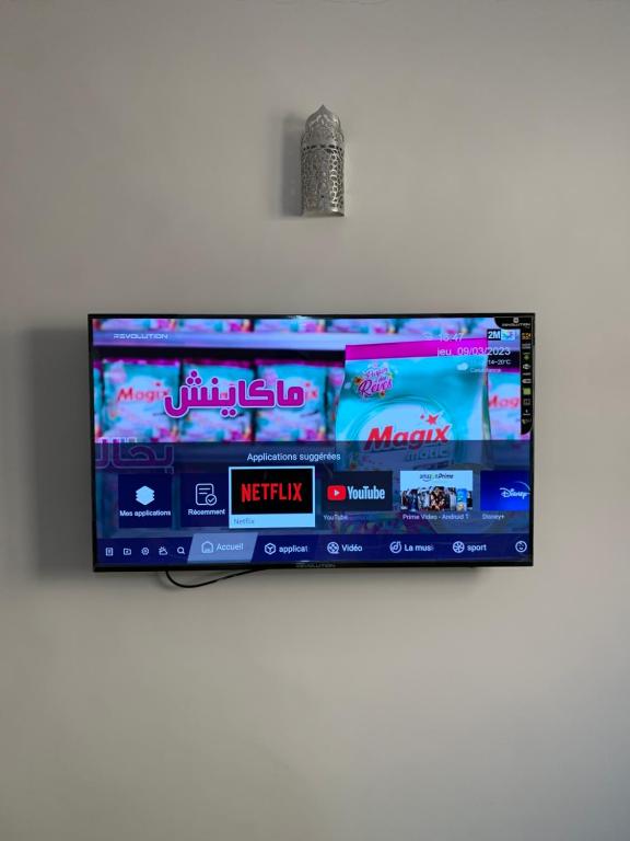 エッサウィラにあるCozy, Family-Friendly Apartment near Medina & Beachの薄型テレビ