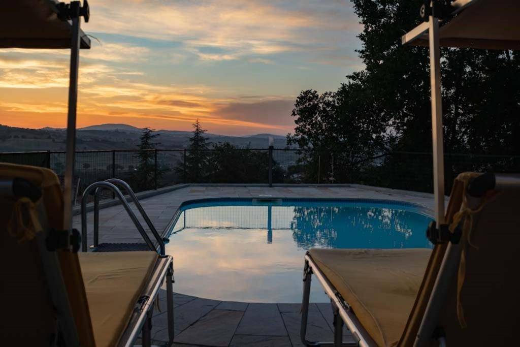 Maison Bellavista في Serra deʼ Conti: مسبح مع غروب الشمس في الخلفية