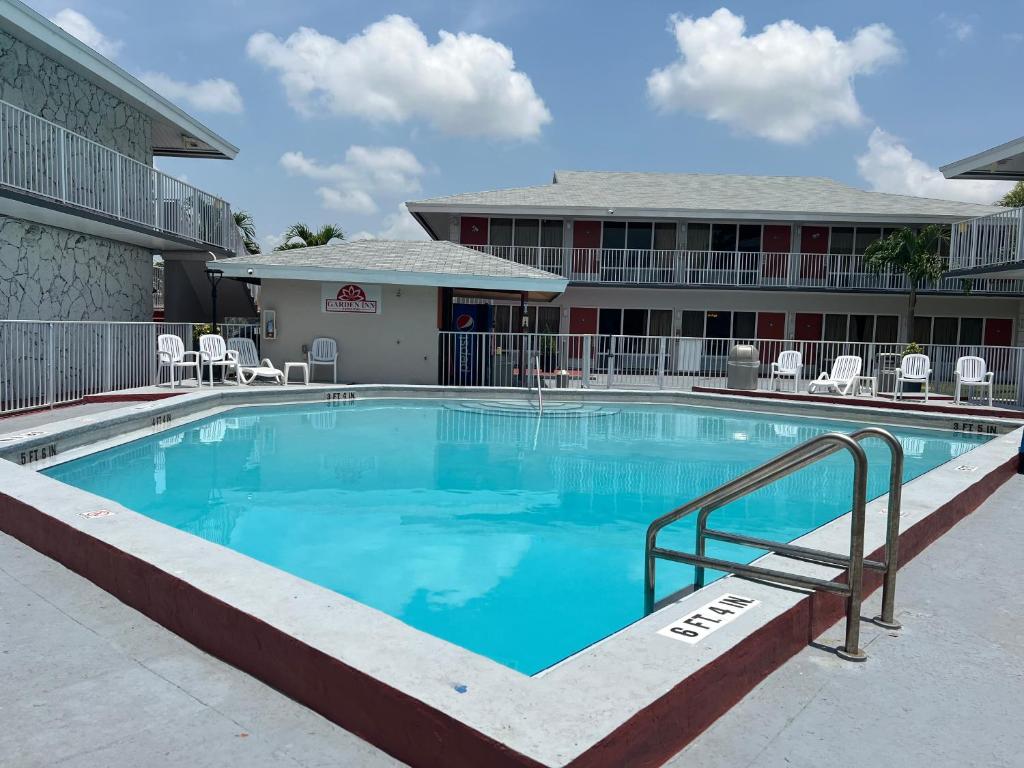 uma grande piscina em frente a um hotel em Garden Inn Homestead/Everglades/Gateway to Keys em Homestead