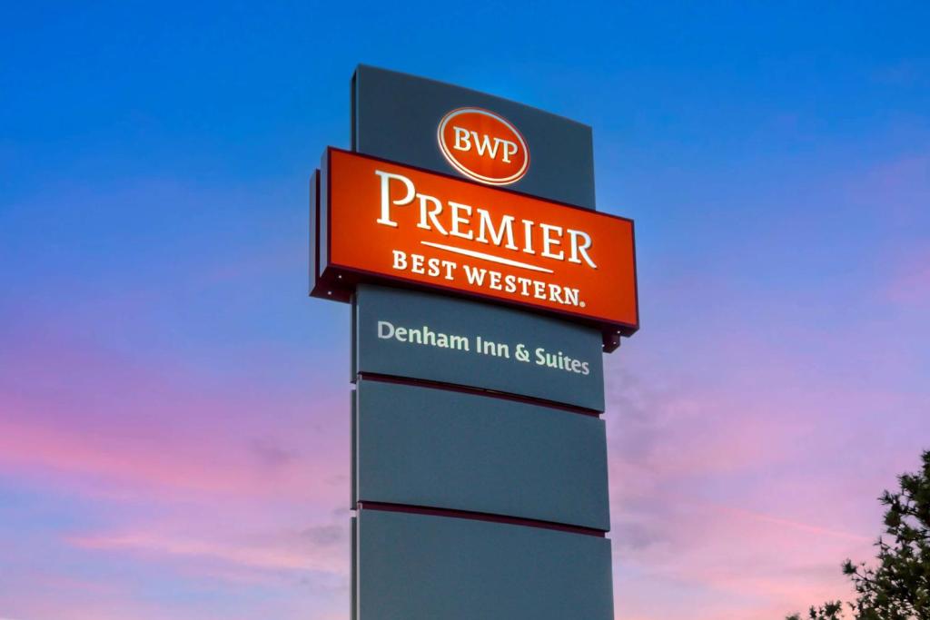 Una señal para el mejor oeste en Best Western Premier Denham Inn & Suites en Leduc