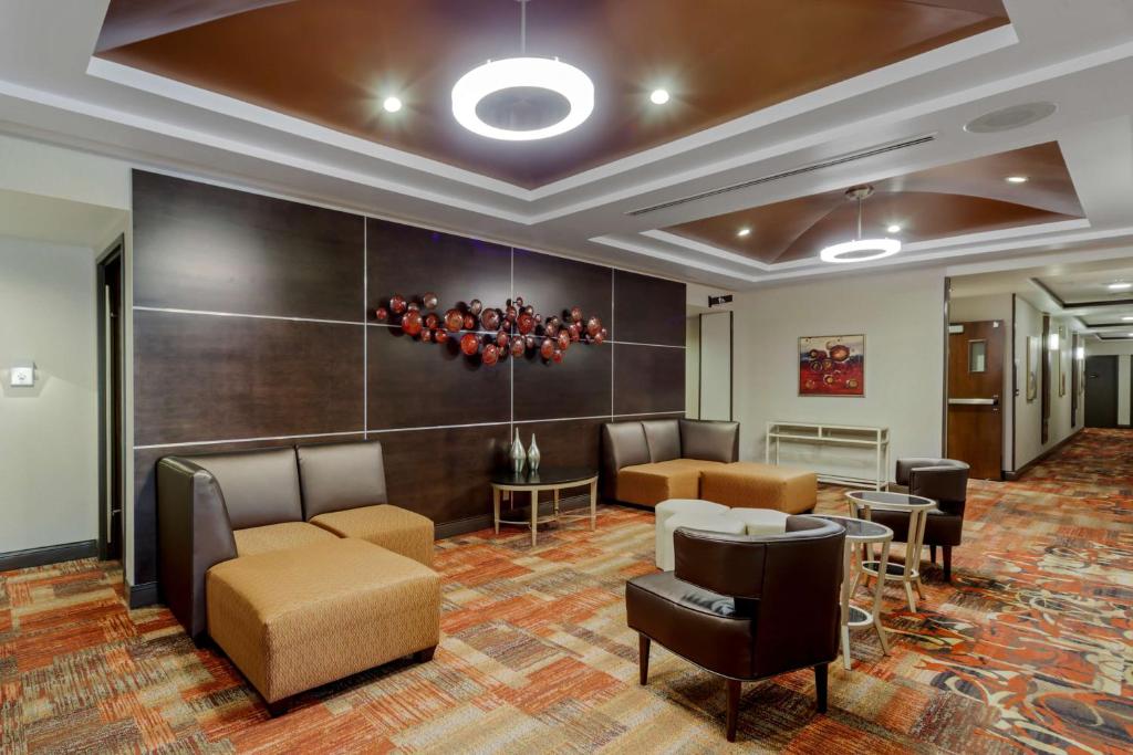 Posezení v ubytování Best Western Premier Denham Inn & Suites