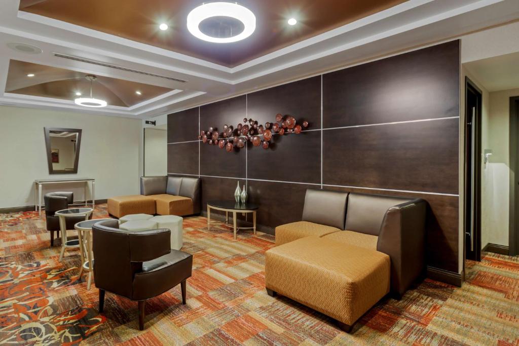 Posezení v ubytování Best Western Premier Denham Inn & Suites