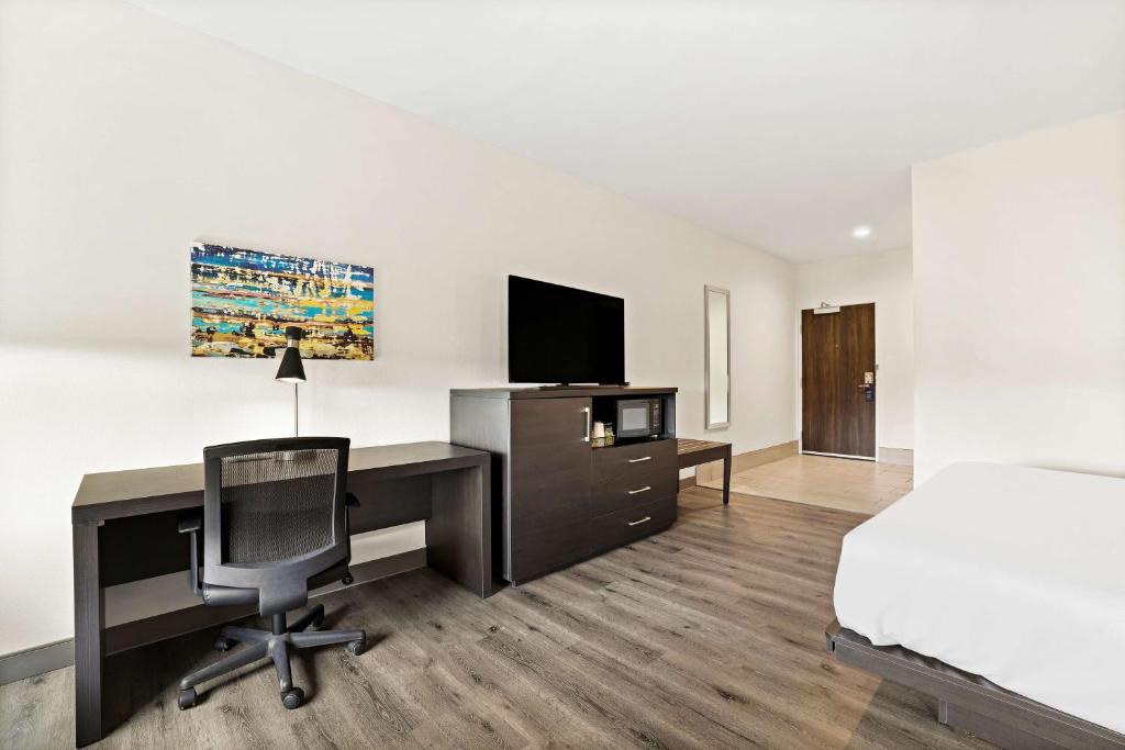 Best Western Iowa - Lake Charles East - King Room - Mobility Accessible With Bathtub