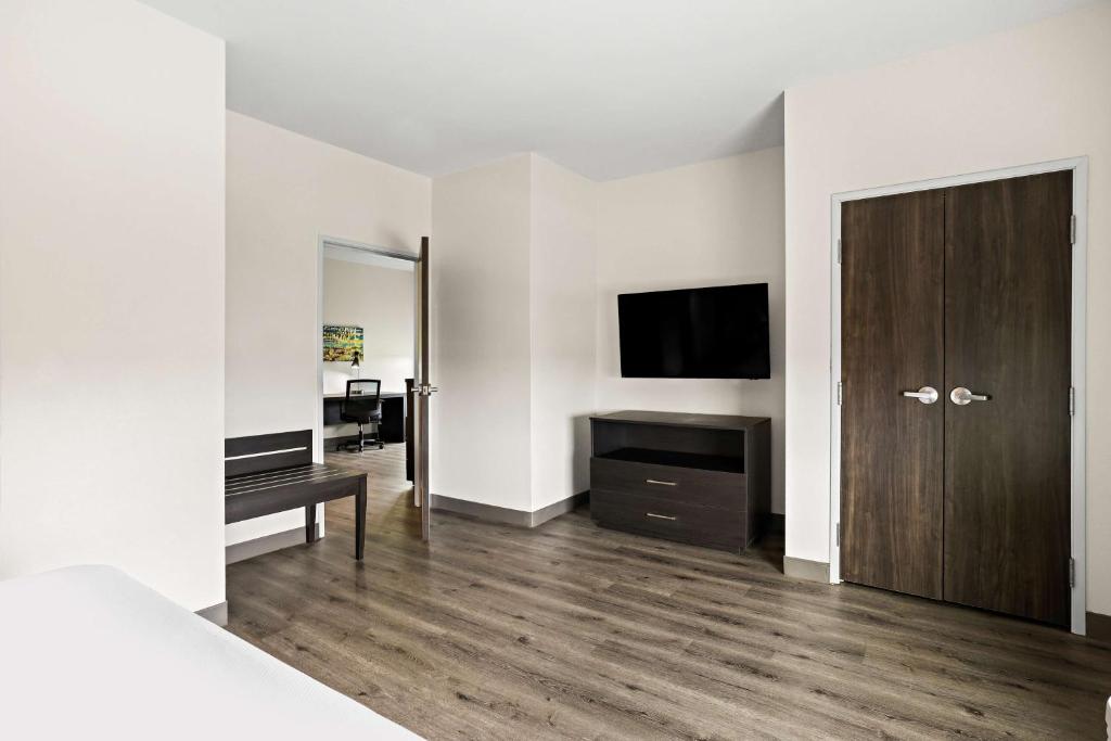 Best Western Iowa - Lake Charles East - One-Bedroom King Suite With Sofa Bed - Non-Smoking
