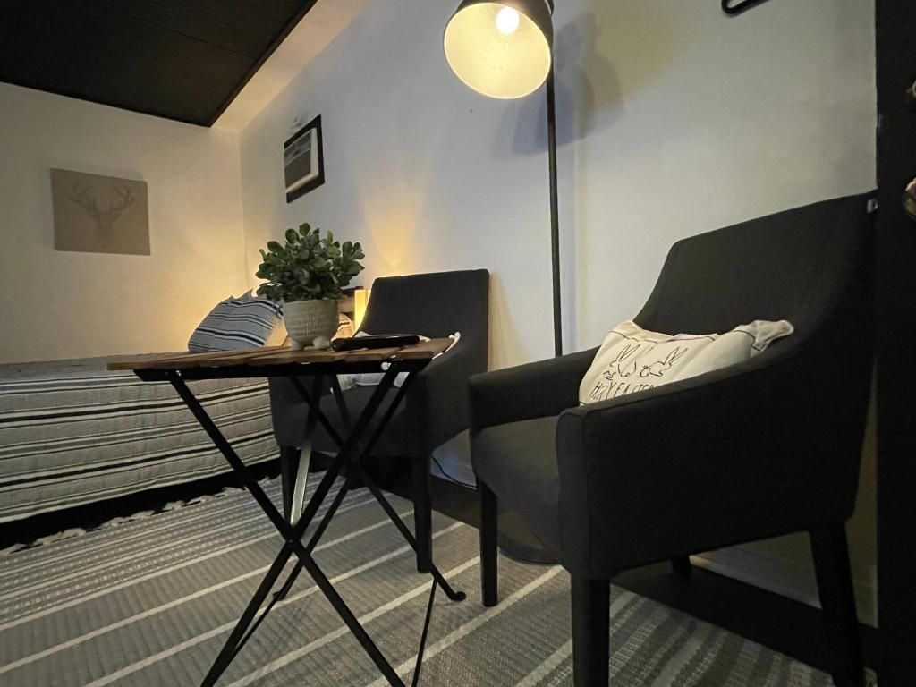 Posezení v ubytování Lovely Spacious Guesthouse in Mills 50 District