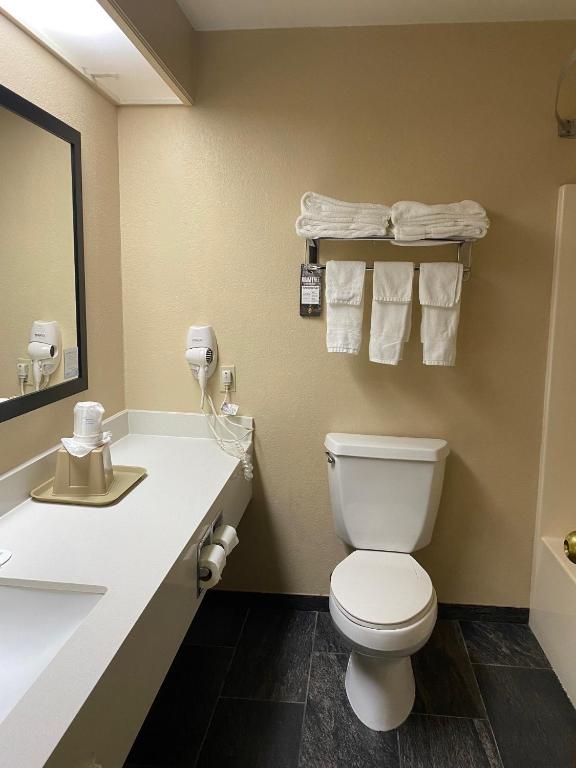Super 8 by Wyndham New Hampton - Habitación Con Cama Extragrande - No Fumadores
