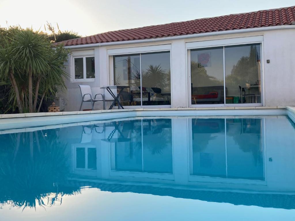 une piscine devant une maison dans l'établissement Location vacances T1 indépendant avec piscine privée, à Saint-Mitre-les-Remparts