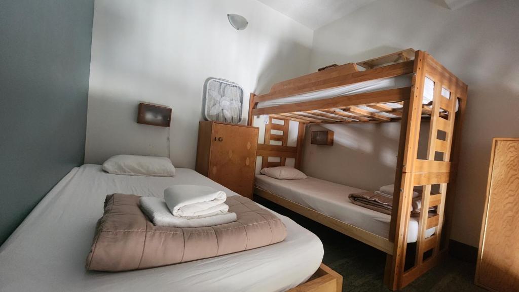 Una cama o camas en una habitación de HI Lake Louise Alpine Centre - Hostel