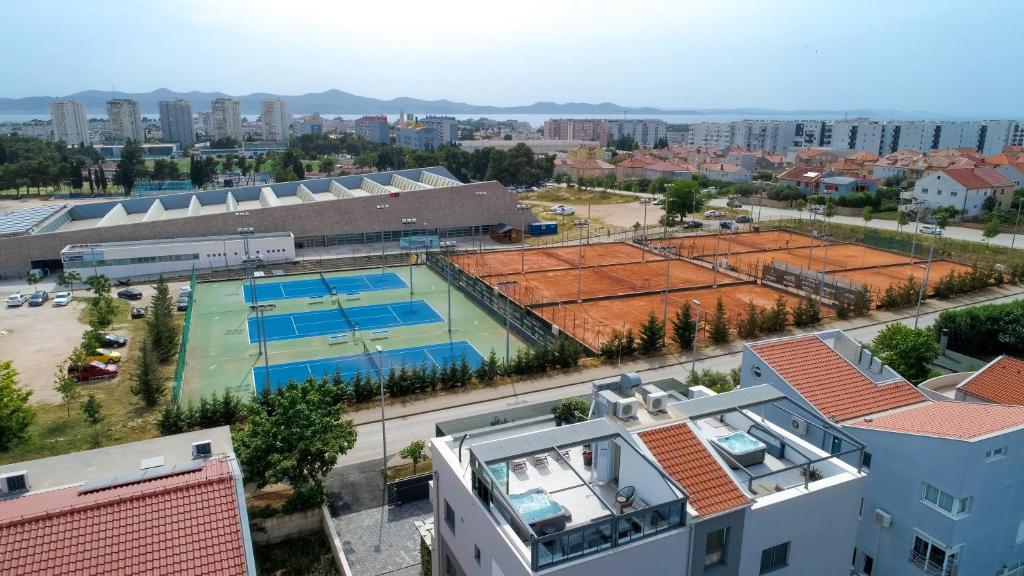 una vista aérea de un edificio con pista de tenis en Luxury Majpruz Suites en Zadar