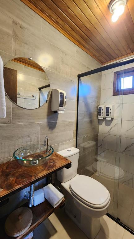 een badkamer met een toilet en een wastafel bij Chalés Monte Verde in Bom Jardim da Serra