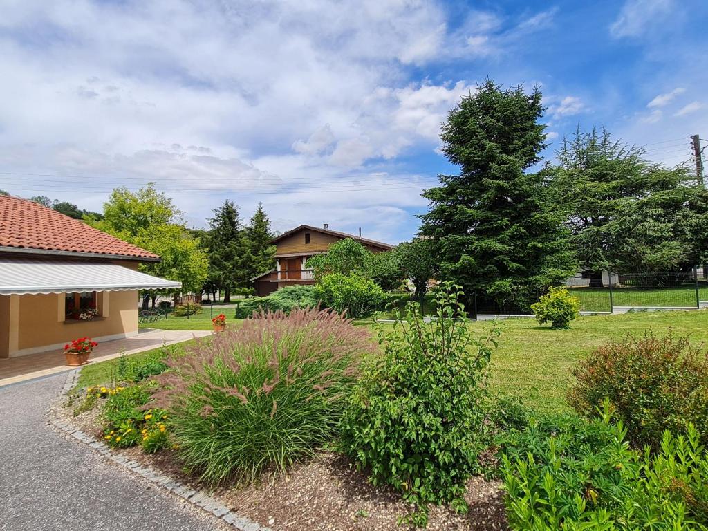 Taman di luar Gîte charmant à Naives-Rosières : 4 pers., grand terrain fleuri, proche Bar-le-Duc - FR-1-585-51