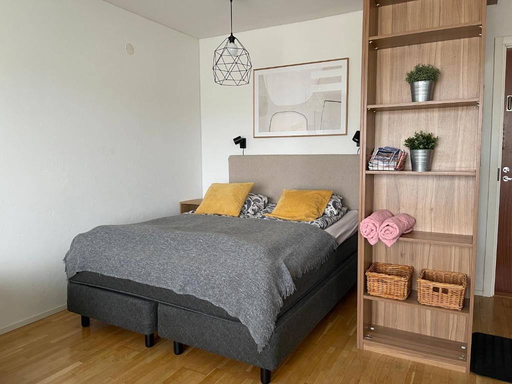 納坦利的住宿－Casa Marina Naantali，一间卧室配有带2个枕头的床