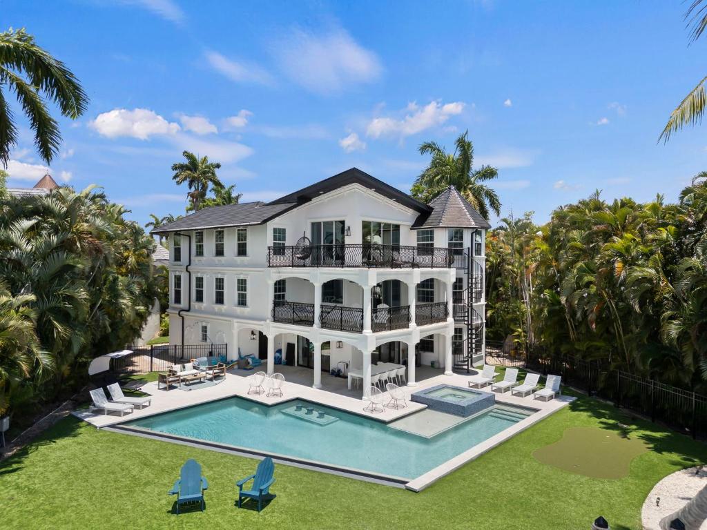 La alberca dentro o cerca de The Sunset Escape-Riverfront Elegance