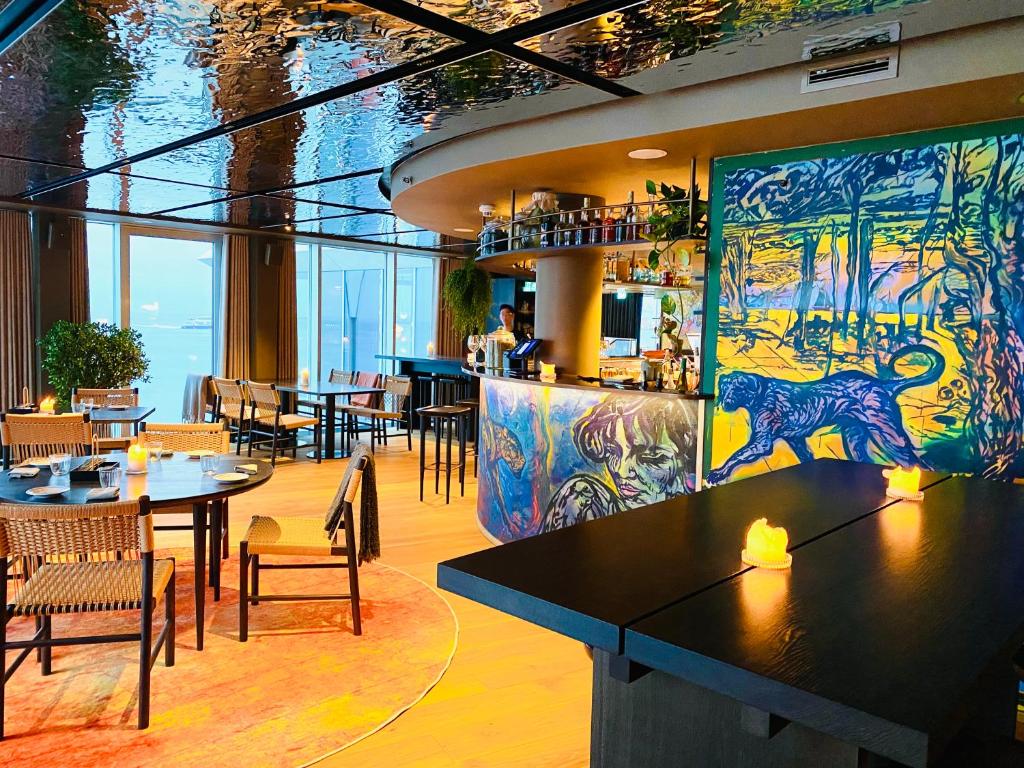 Restaurace v ubytování Cozy Holiday Home - LightHouse by the sea