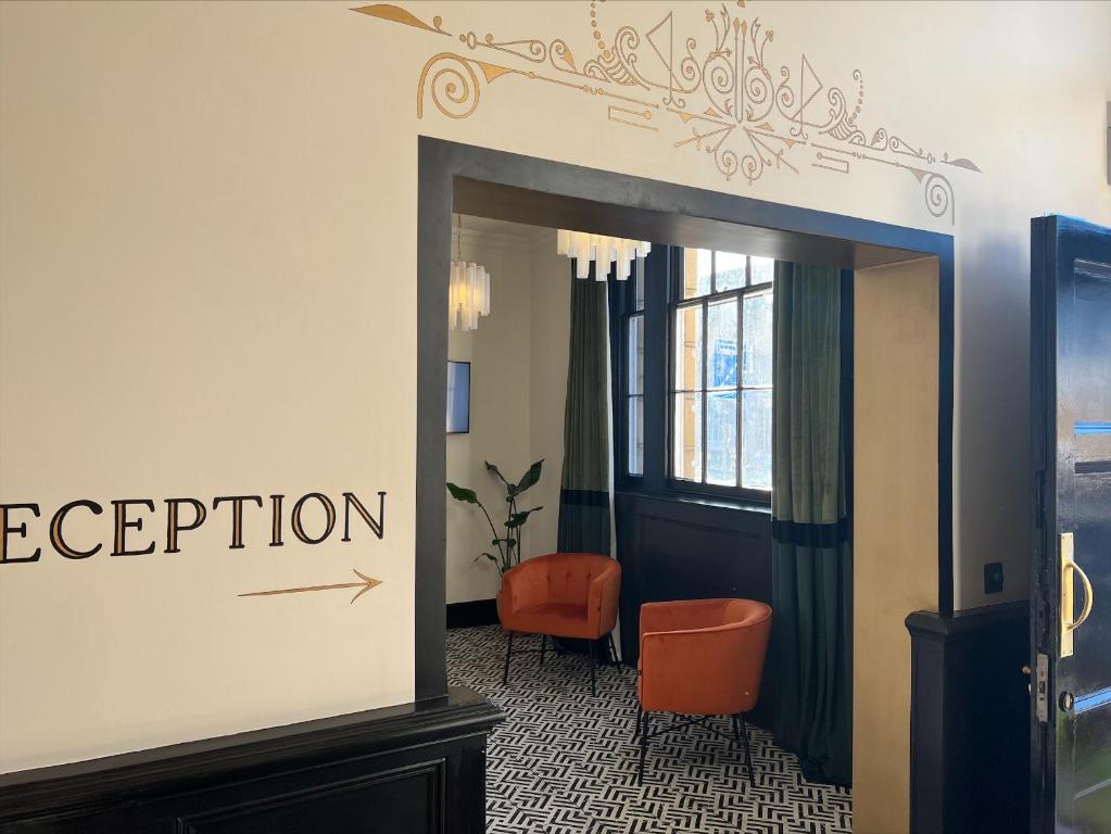 uma entrada para um quarto com uma placa que lê recepção em Hotel 1843 Reading em Reading