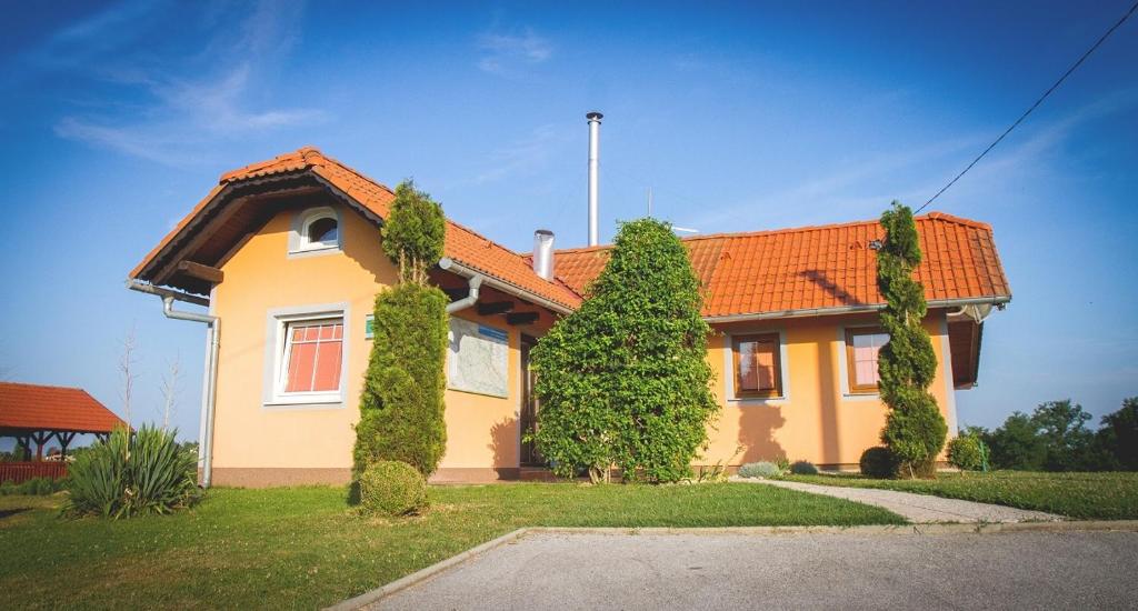 een geel huis met een oranje dak bij Holiday home Novak M in Sveti Martin na Muri