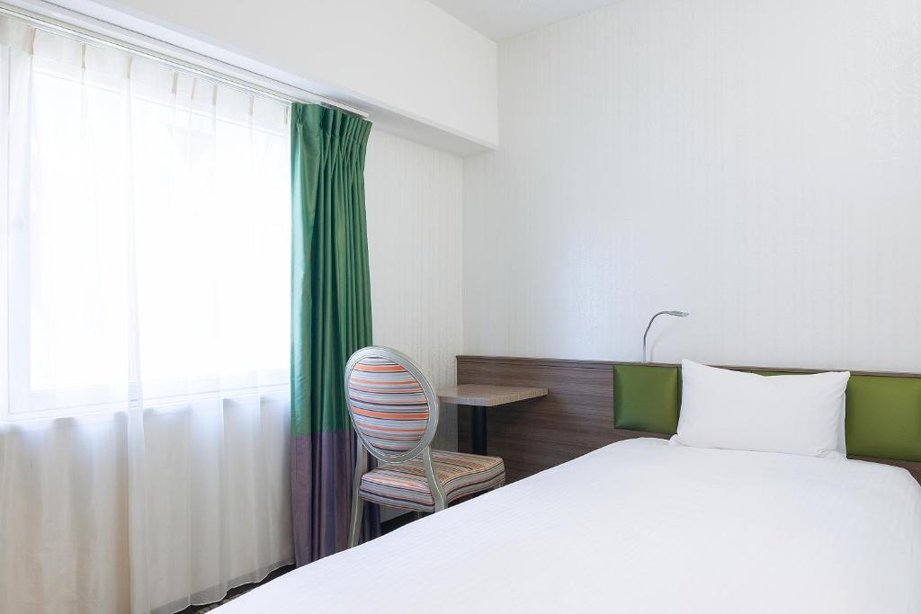 Postel nebo postele na pokoji v ubytování Hotel Keihan Tenmabashi