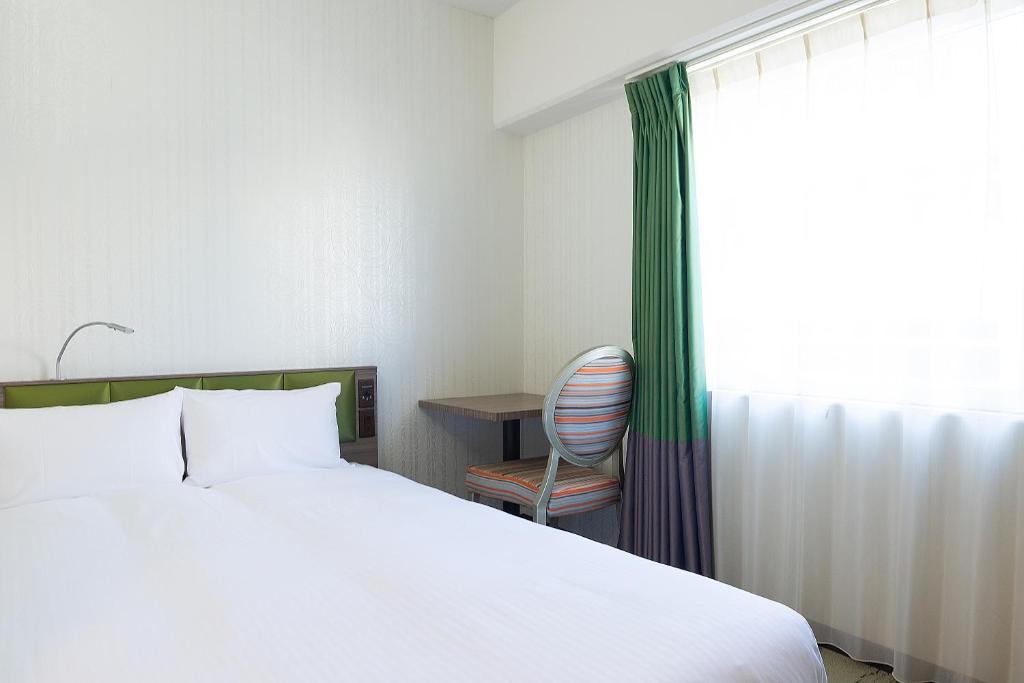 Postel nebo postele na pokoji v ubytování Hotel Keihan Tenmabashi