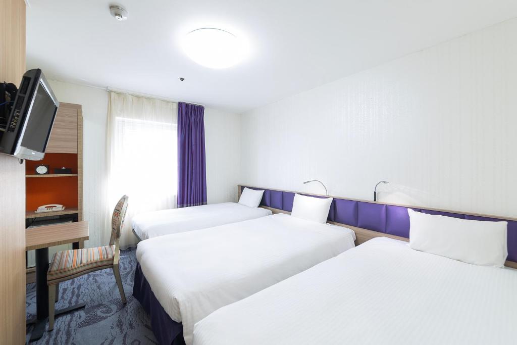 Postel nebo postele na pokoji v ubytování Hotel Keihan Tenmabashi