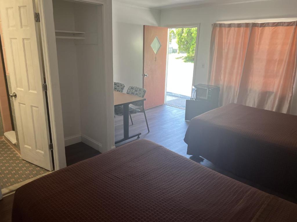 Postel nebo postele na pokoji v ubytování Cadet Motel