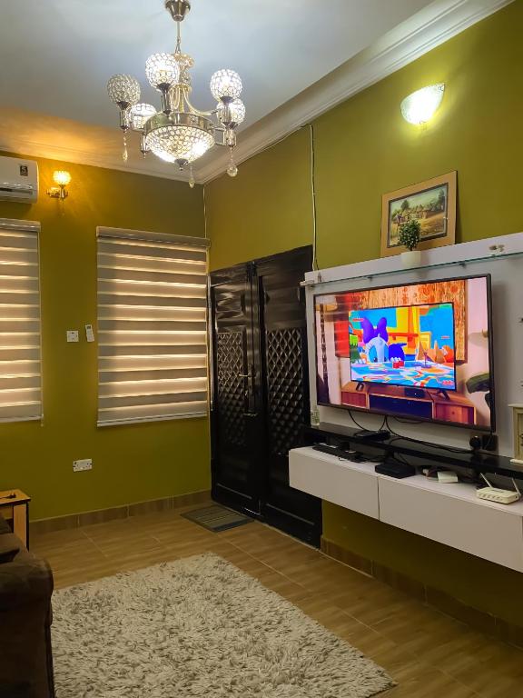 TV a/nebo společenská místnost v ubytování VALLEY VIEW CONDO BEHIND UK EMBASSY IKEJA