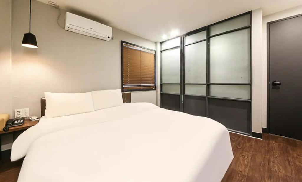 Postel nebo postele na pokoji v ubytování No 25 Hotel Gwangan