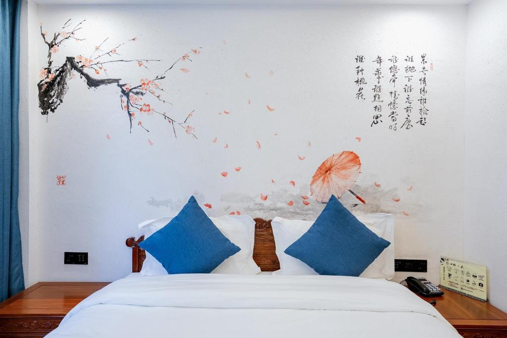 Postel nebo postele na pokoji v ubytování 一树一花客栈眷恋店