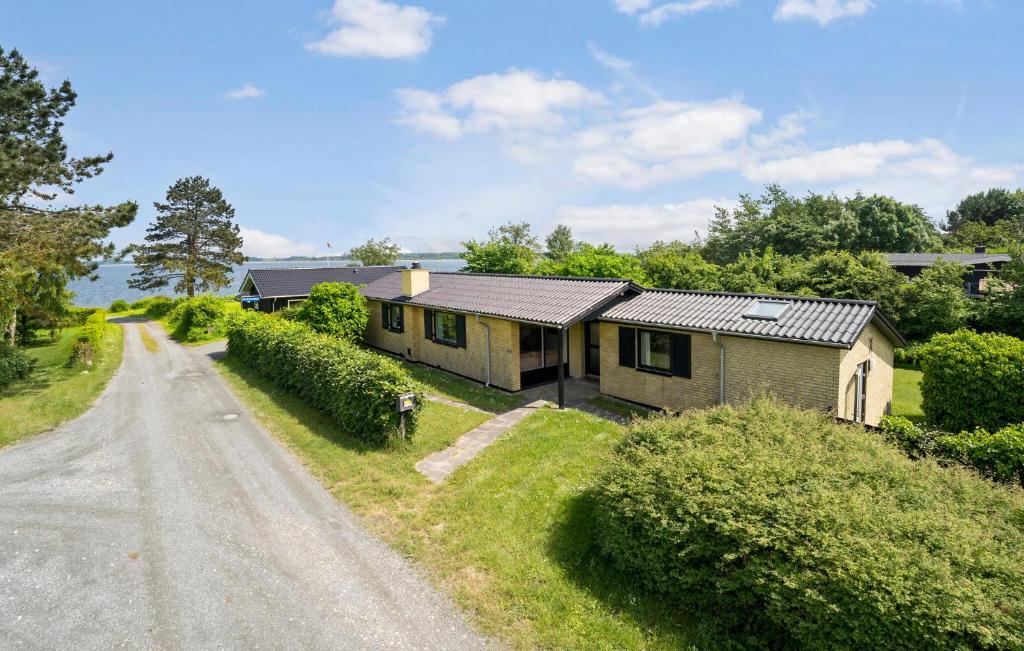 dom przy drodze gruntowej w obiekcie Cozy Home In Mesinge With Wifi w mieście Mesinge