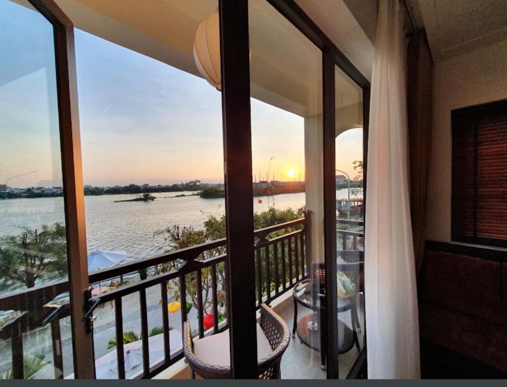 ホイアンにあるRoxana River Villaの川の景色を望むバルコニー