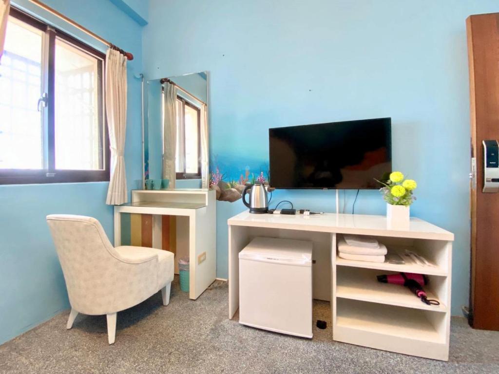 TV a/nebo společenská místnost v ubytování 澎湖藍海會館Blue Ocean Inn Penghu