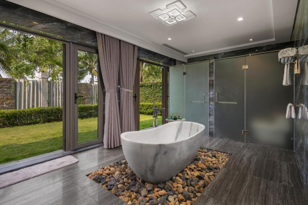 Presidential Suite with Bathtub