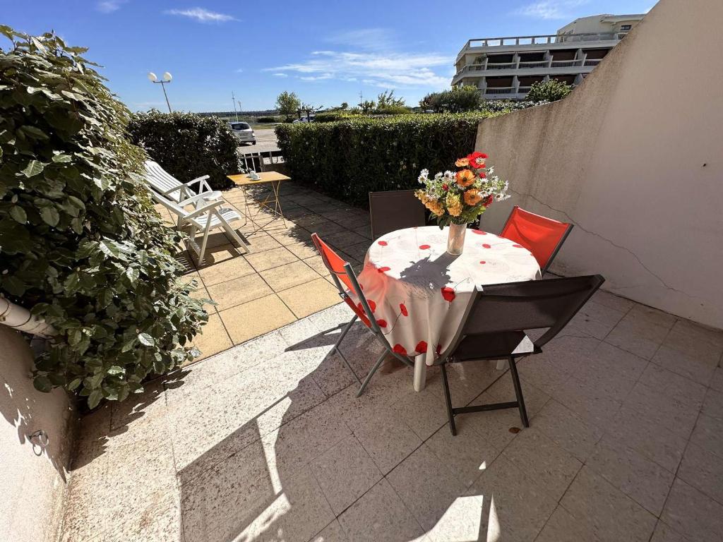 Photo de la galerie de l'établissement Studio RDC Terrasse, 4 pers, 50m Plage, Parking Sécu – Grau-du-Roi - FR-1-731-75, au Grau-du-Roi