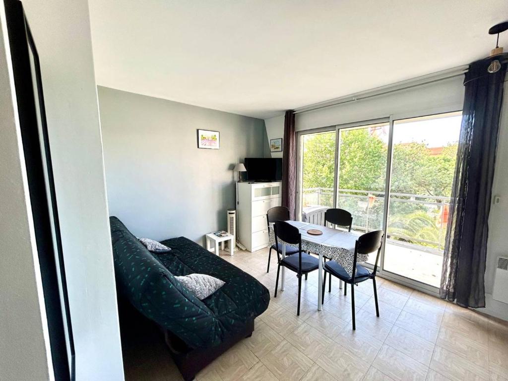 Photo de la galerie de l'établissement Studio Cabine pour 4 avec Terrasse et Parking Privé à 300m de la Plage à Argelès-sur-Mer - FR-1-388-225, à Argelès-sur-Mer